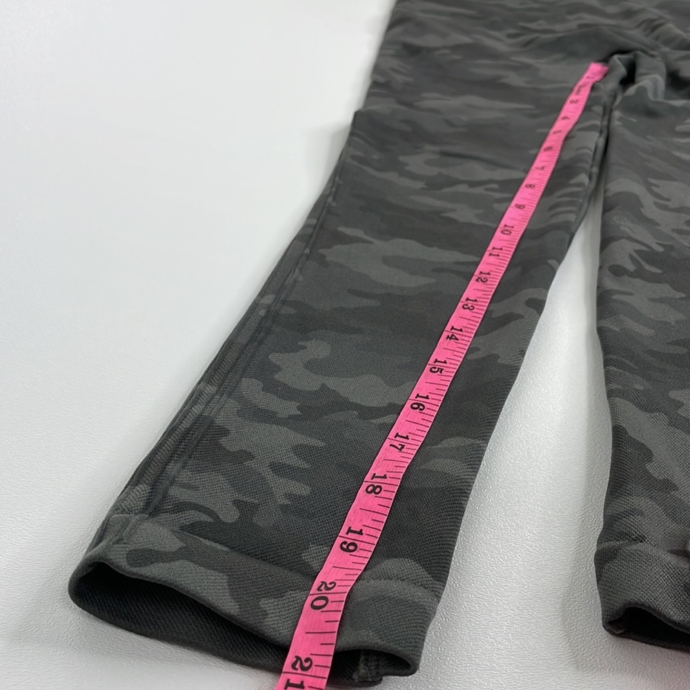 Spanx Look at Me Now Seamless Camo Cropped Leggings (M) - Picture 8 of 11